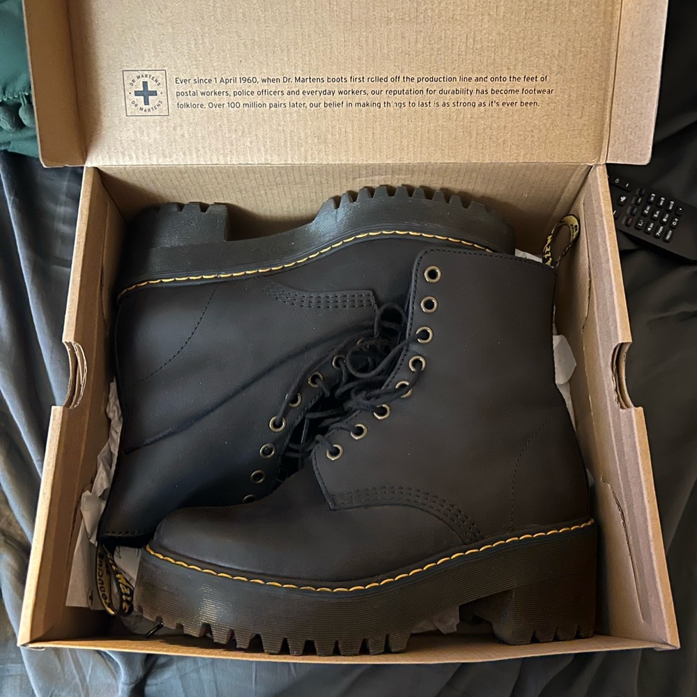 Size 7 Doc Marten Shriver platform boots